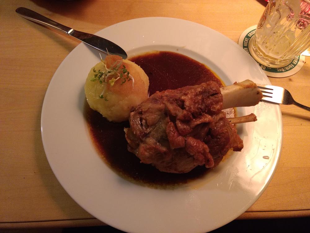Foto de uma carne de porco tradicionalmente alemã