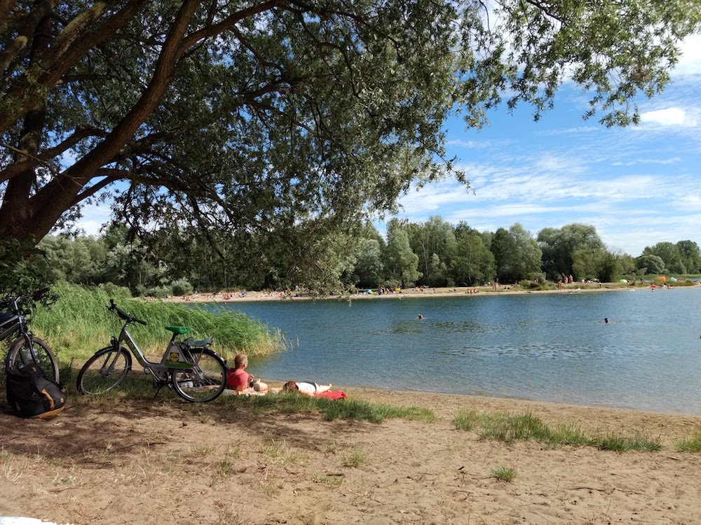 Imagem de um lago em Berlim durante o verão